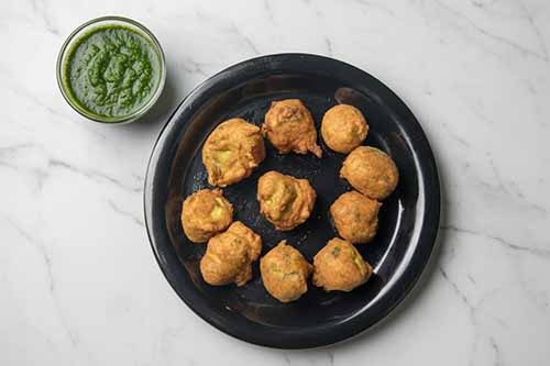 Pakoras with Hari Chutney